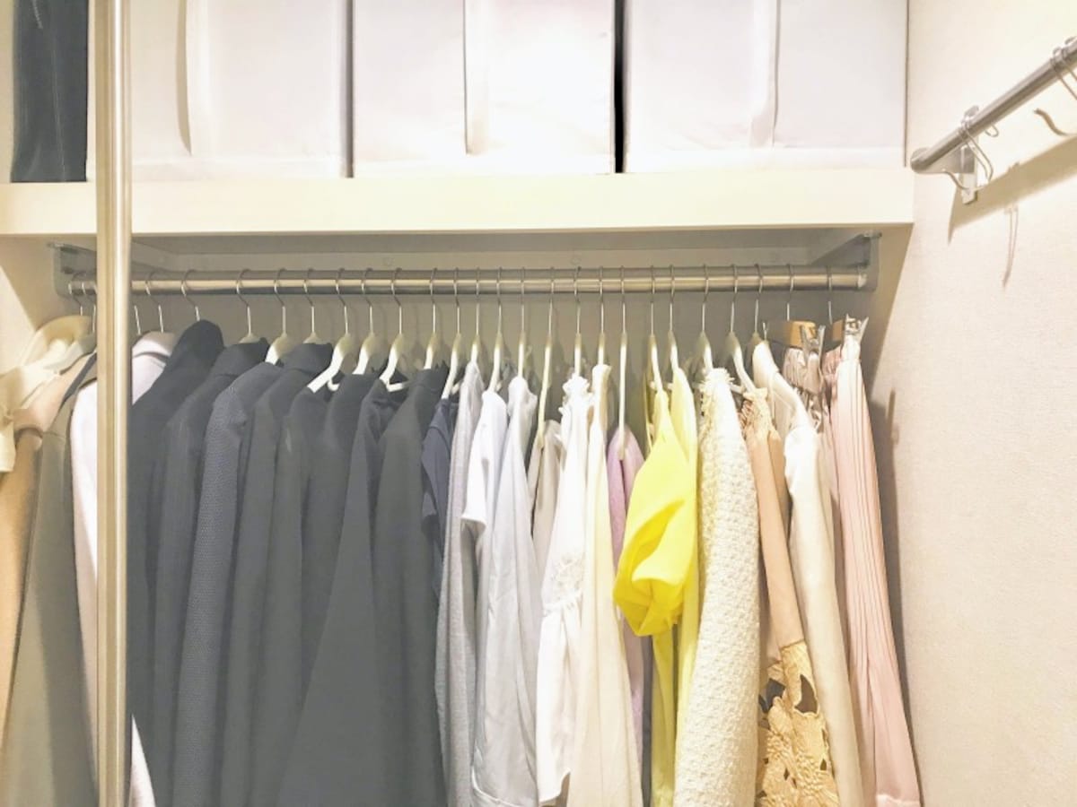 クローゼット収納の基本をおさえた、美しく整ったクローゼット