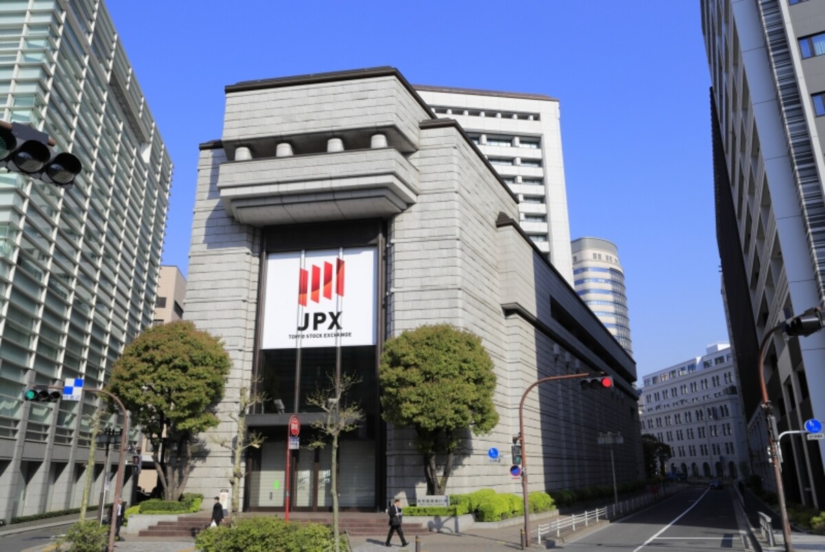 IPOとは未上場企業の株式を証券取引所で売買可能にすることです。多くのIPOは購入することが出来れば儲けられますが、人気銘柄は当選が難しく、大型銘柄を狙うか、上場後の売買を狙うと良いでしょう
