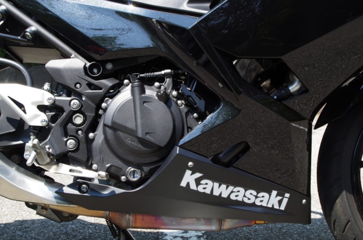 ニンジャ400の並列二気筒エンジン