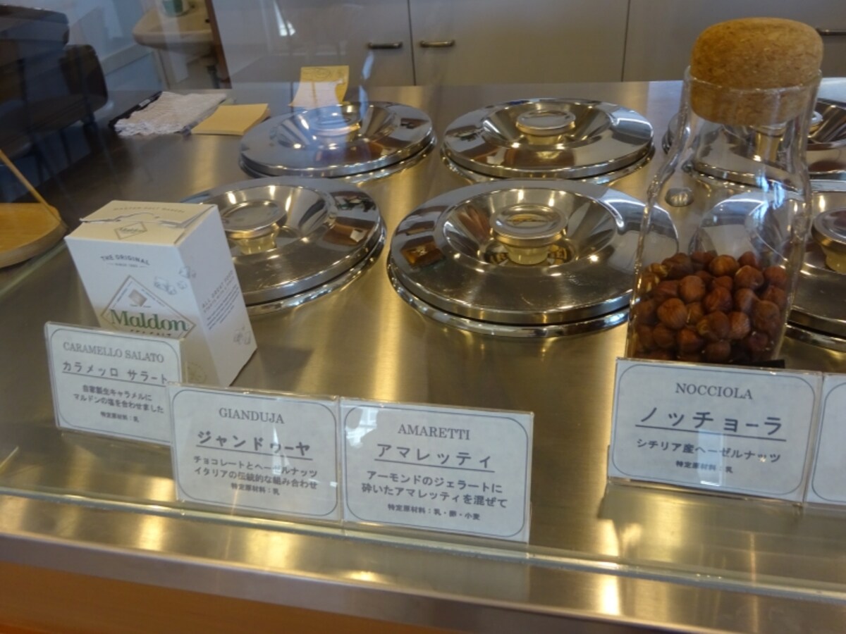 蓋のできるジェラートケースの合間に、イタリア産素材も展示