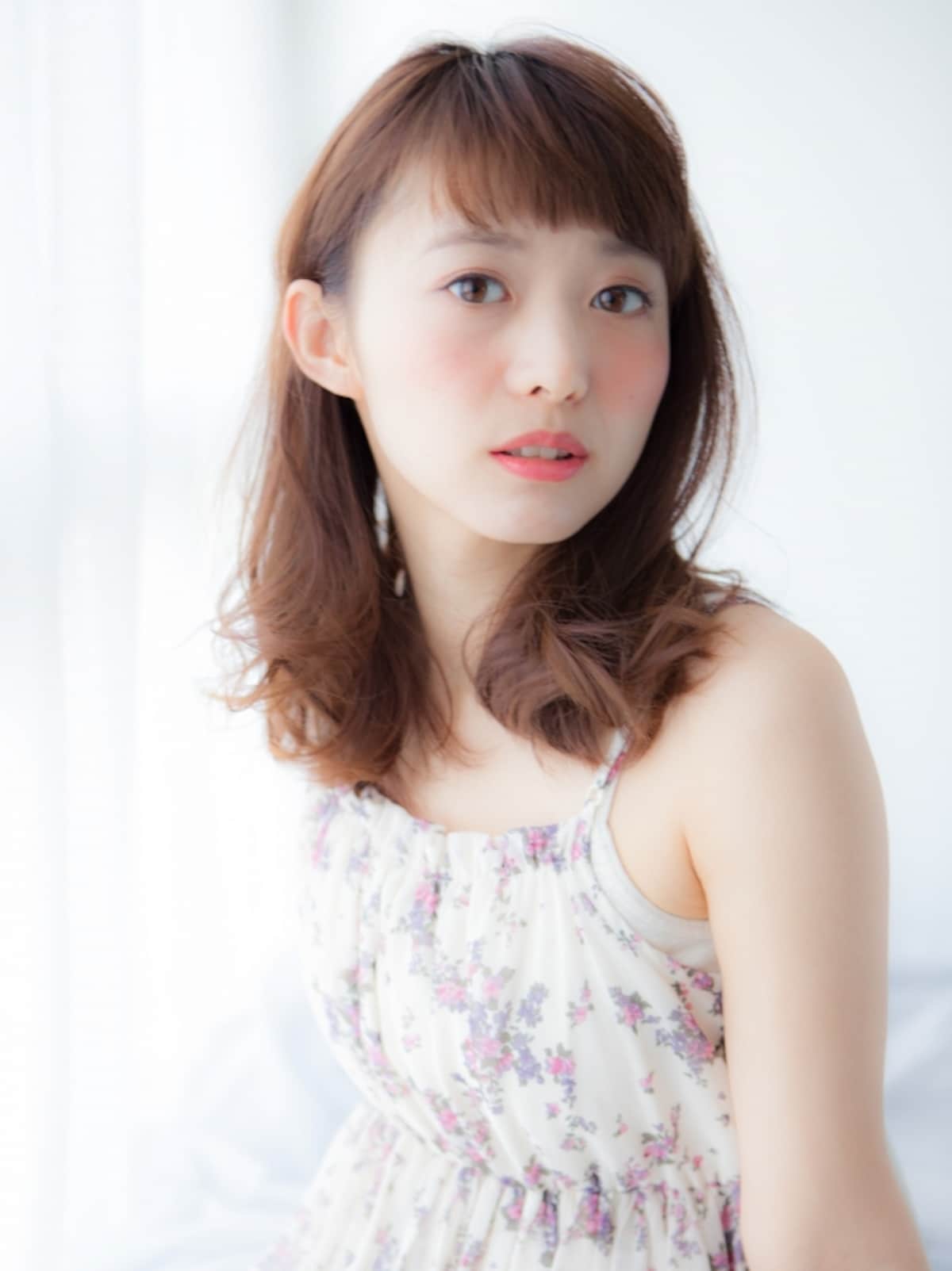 前髪ありミディアムヘア、ゆるふわパーマで面長に似合うヘアスタイル