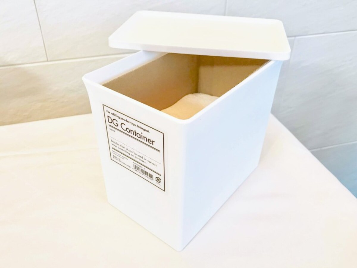 セリアのおしゃれ収納グッズ：詰め替えしなくても市販の粉末洗剤の箱をそのまま入れることができる
