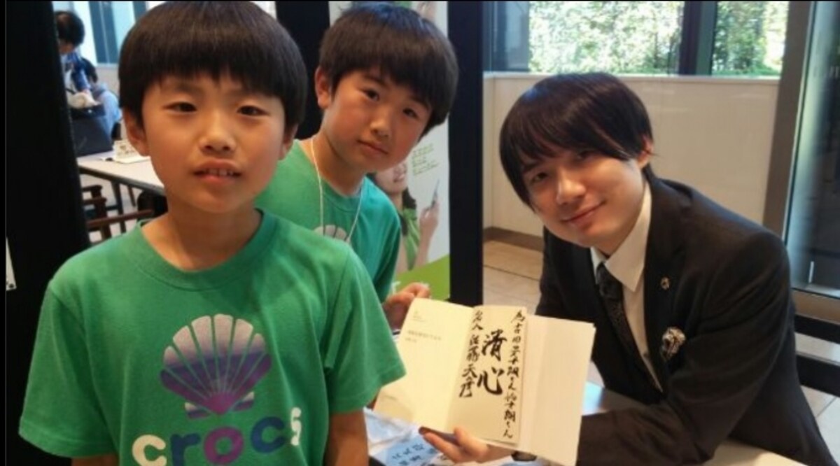 普及に務める名人/ガイド主宰教室の子ども達と