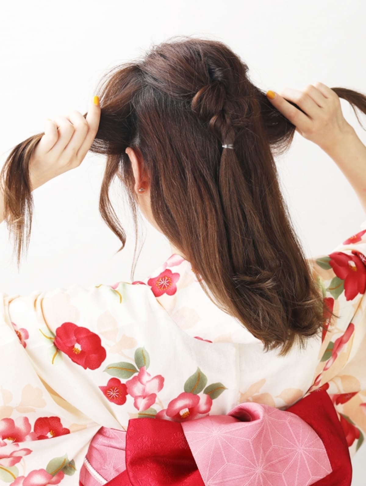 両サイドの髪を取る