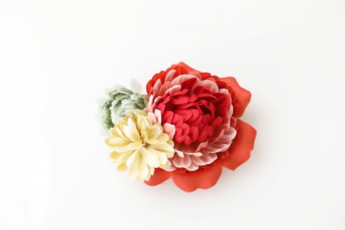 赤を効かせたお花のコサージュ