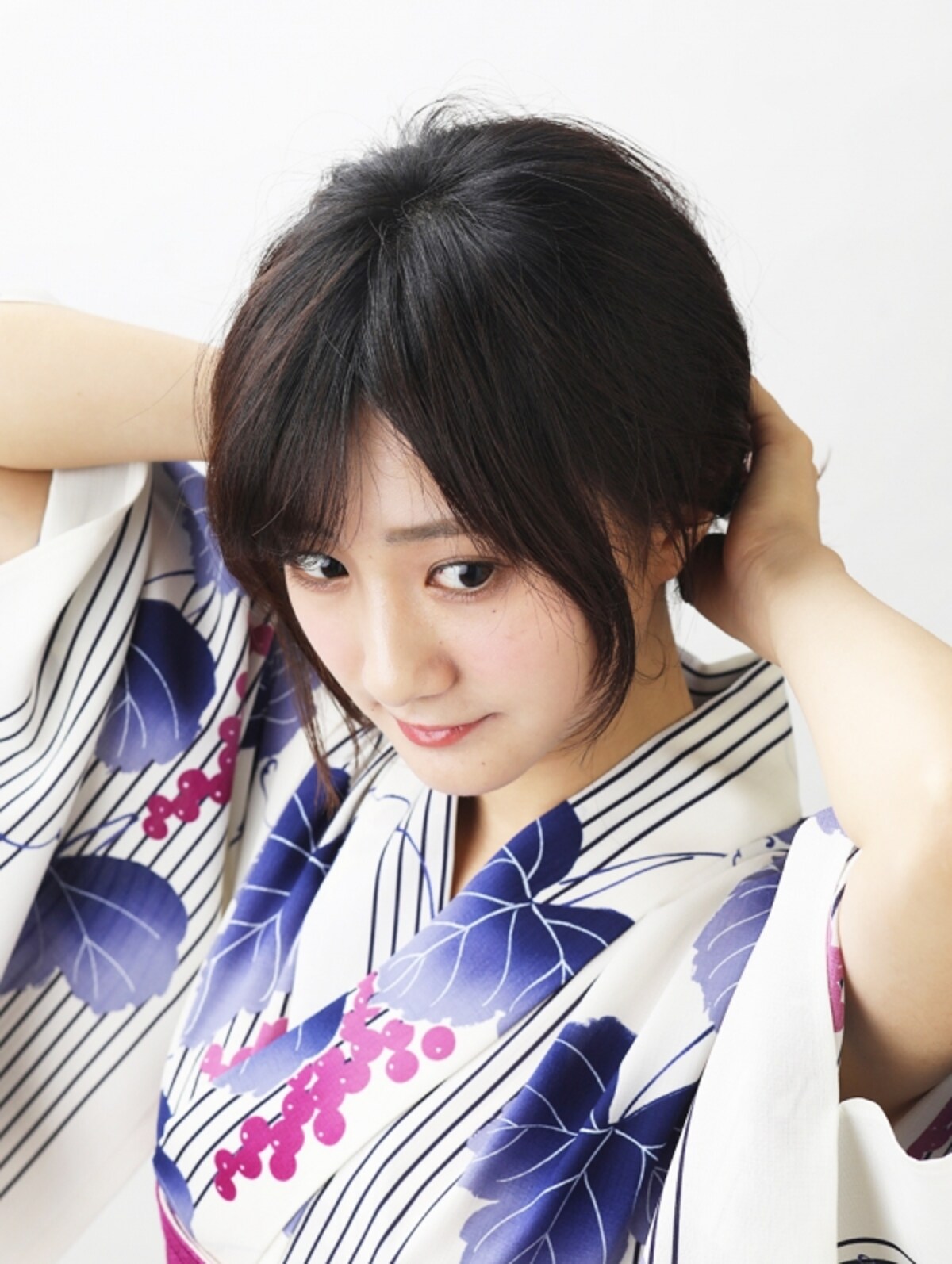 髪にヘアオイルをつける