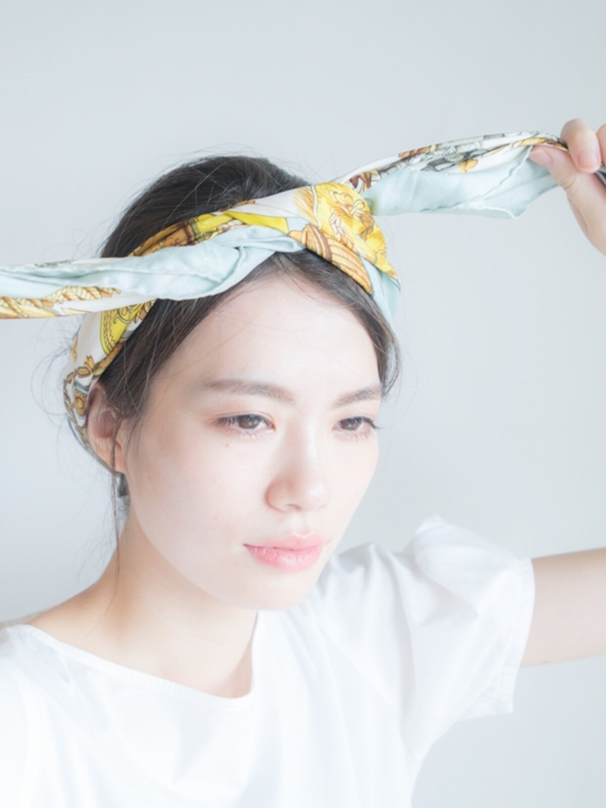 スカーフが落ちてこないように、ややきつめに結ぶ