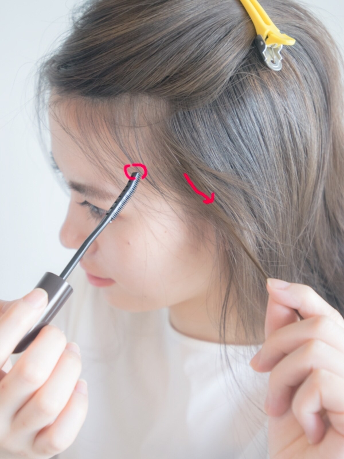 こめかみはヘアマスカラの先端を使って塗る