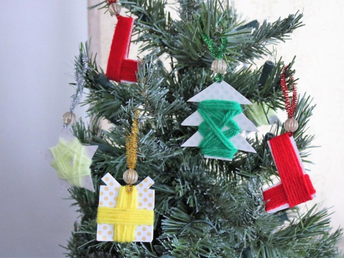 クリスマスツリーに毛糸を巻いて作ったオーナメントを飾ってみましょう。