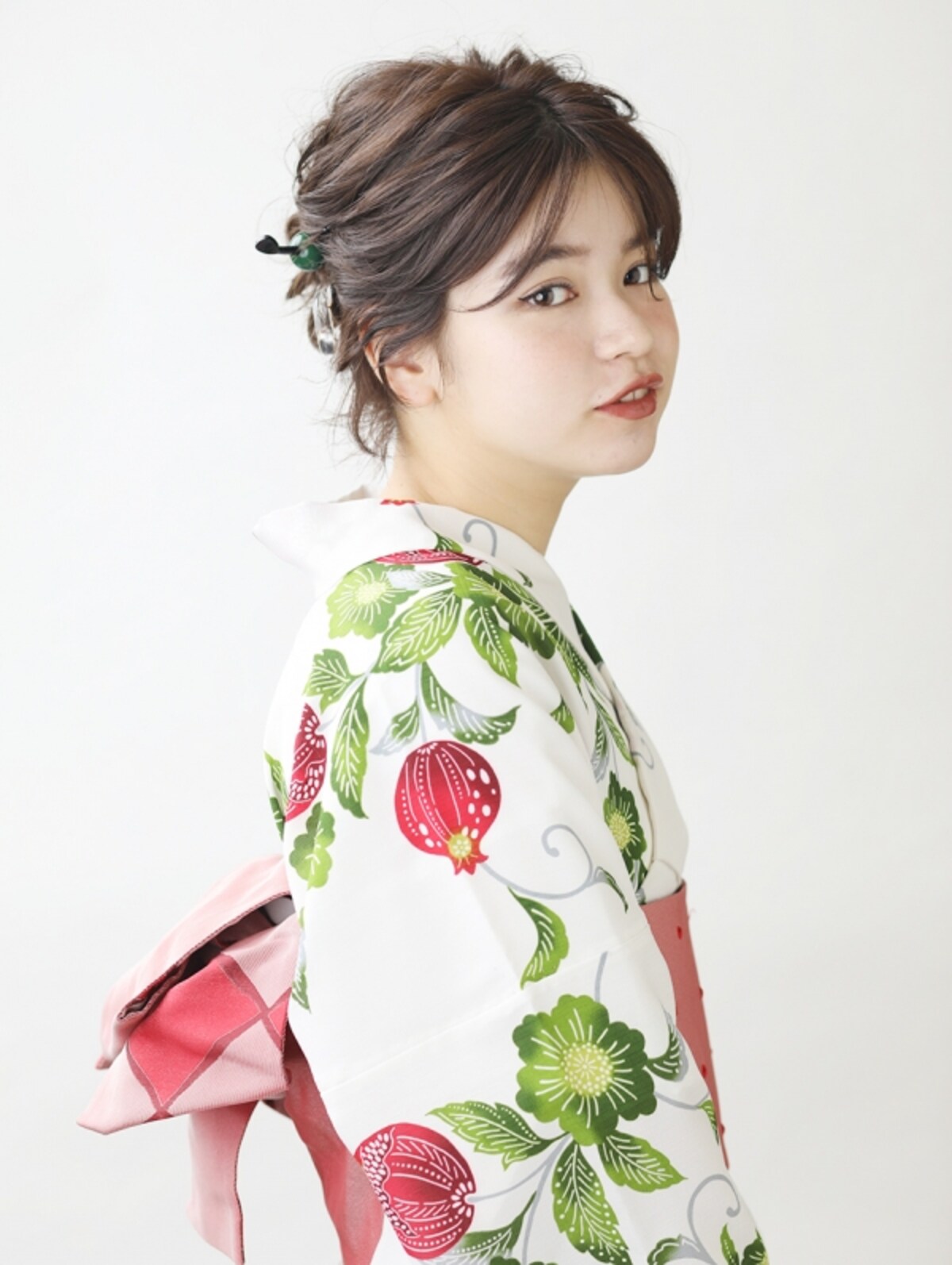浴衣ショートヘア・可憐な印象のアップ風簡単ヘアアレンジ