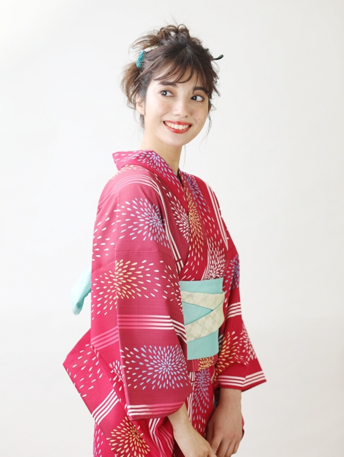 ストライプと花火柄の鮮やかな浴衣で大人かわいく！