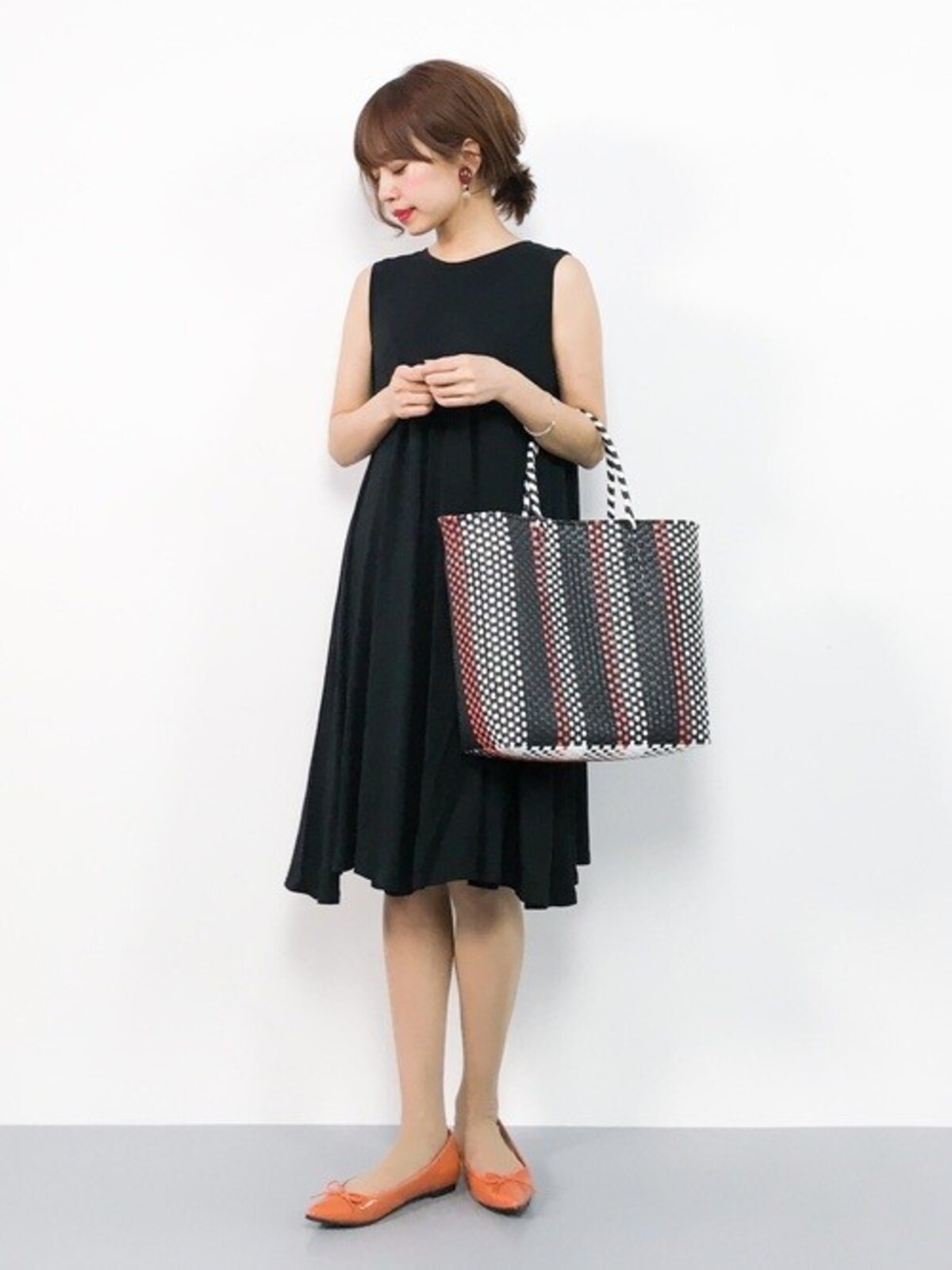 アクセサリー次第で季節感を変えられるブラックドレス 出典:WEAR
