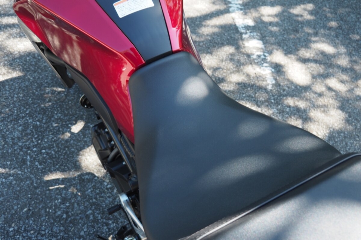 CB250Rのシートは絞り込まれており足つき性に配慮されている