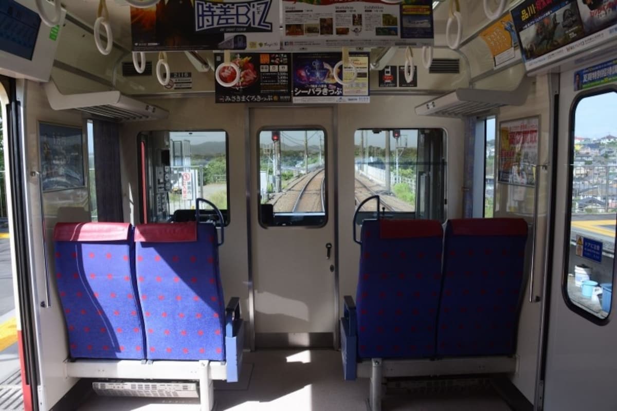 運転台のすぐ後ろ4席は特等展望席だ