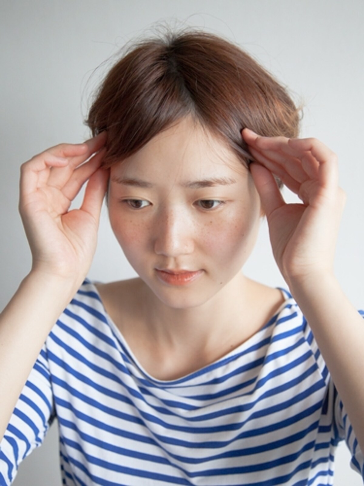 分け目を変えて白髪を隠す