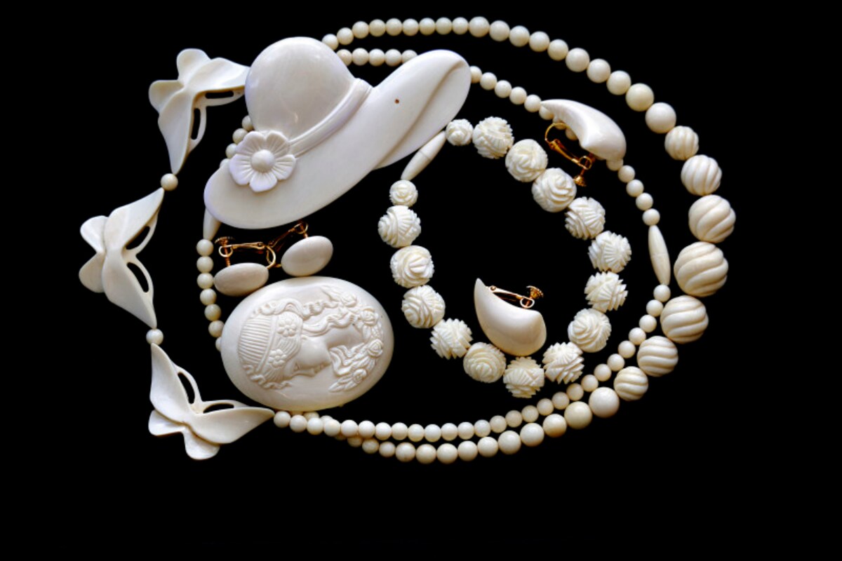 アイボリー（ivory）は象牙という意味で、象牙のような黄みを帯びた白のこと