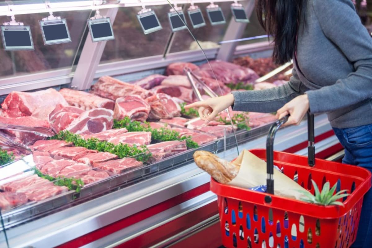 緑のマットの上に赤い肉を並べると、補色対比で肉の赤身が強調される＝より新鮮に見える