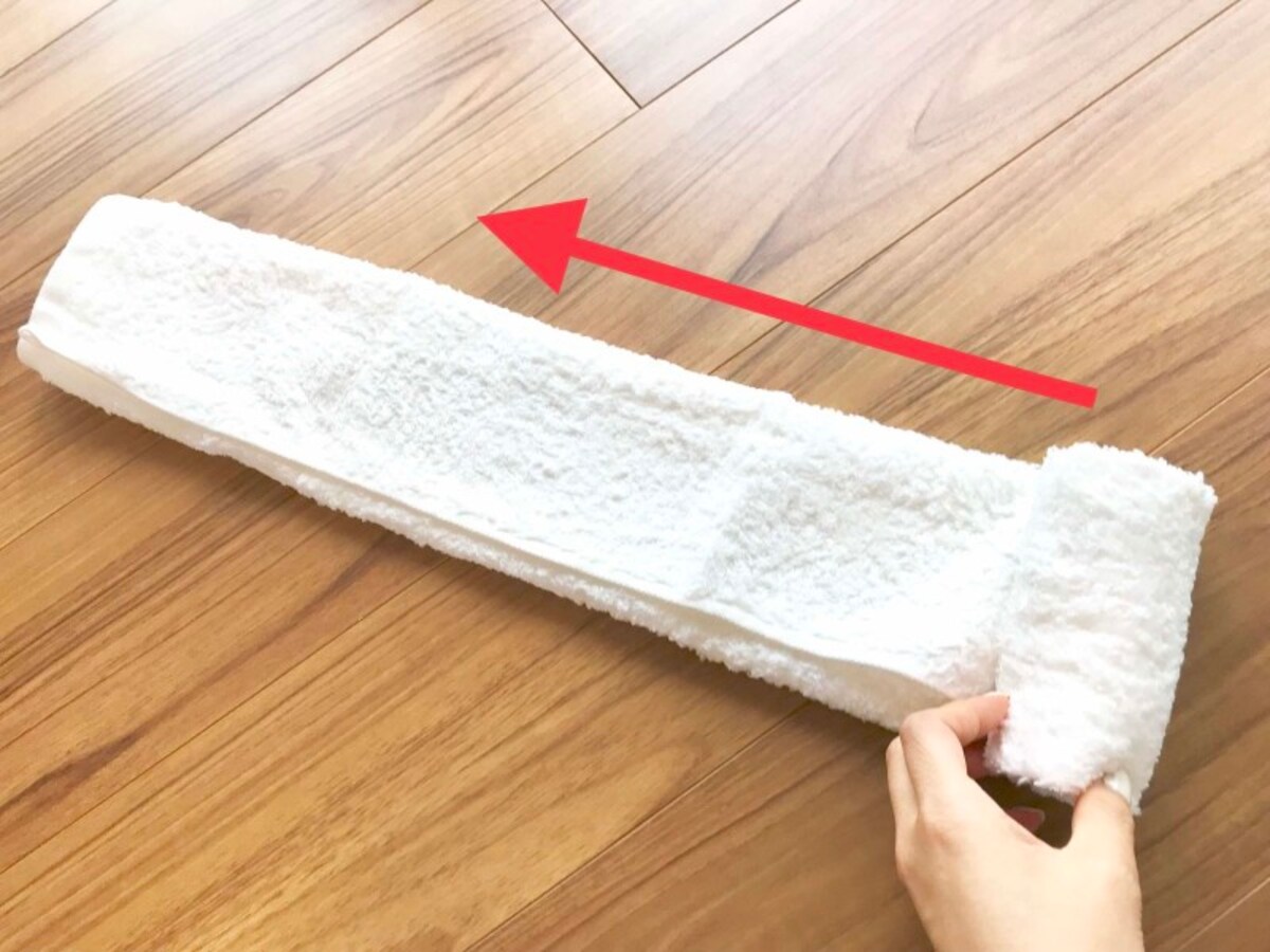 タオルのたたみ方・手順2：手前の方からタオルをきつめに巻いていく