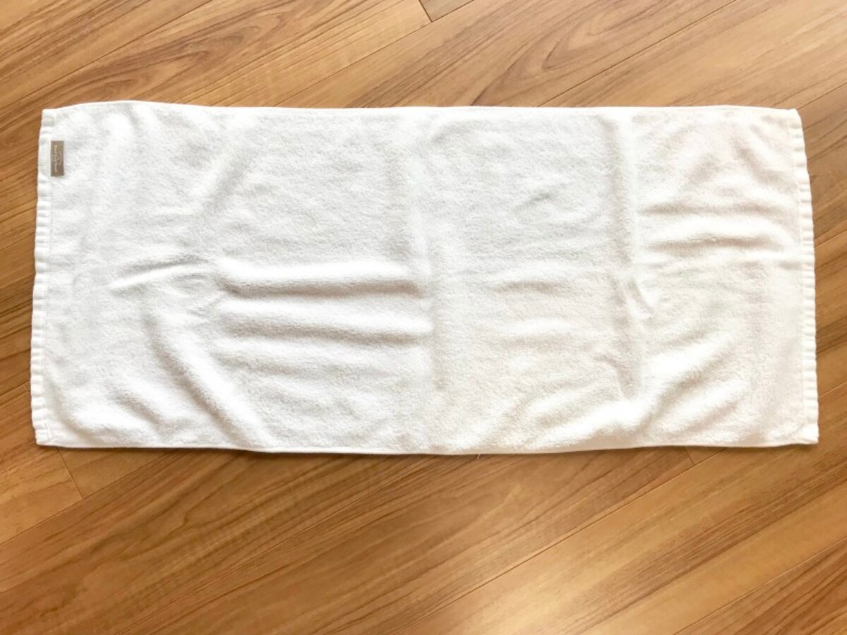  タオルのたたみ方・手順1：タオルの端の縫い目を見ると表裏がわかりやすい