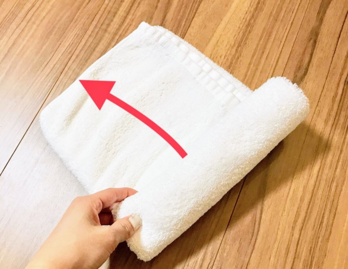 タオルのたたみ方・手順3：手前からきつめにタオルを巻いていく