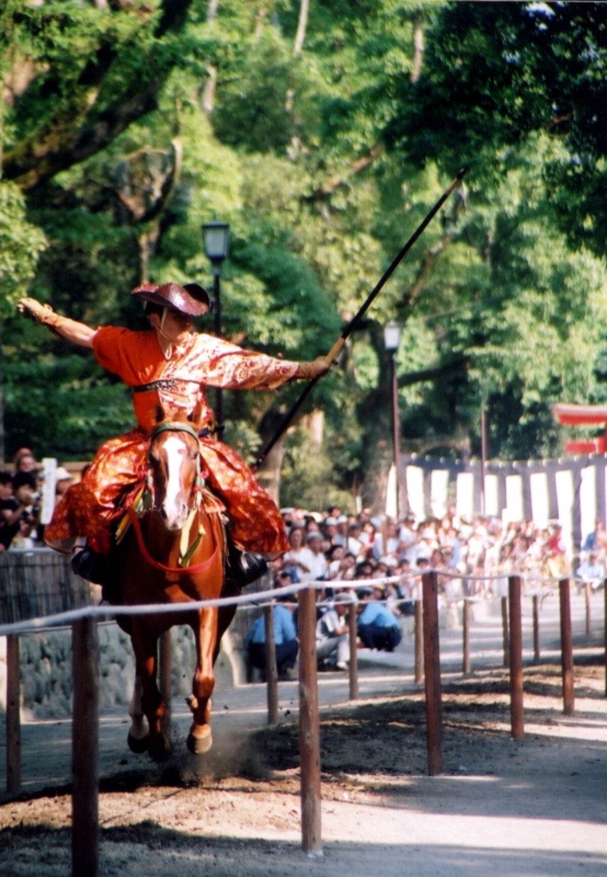 走る馬の上から的を射る流鏑馬神事