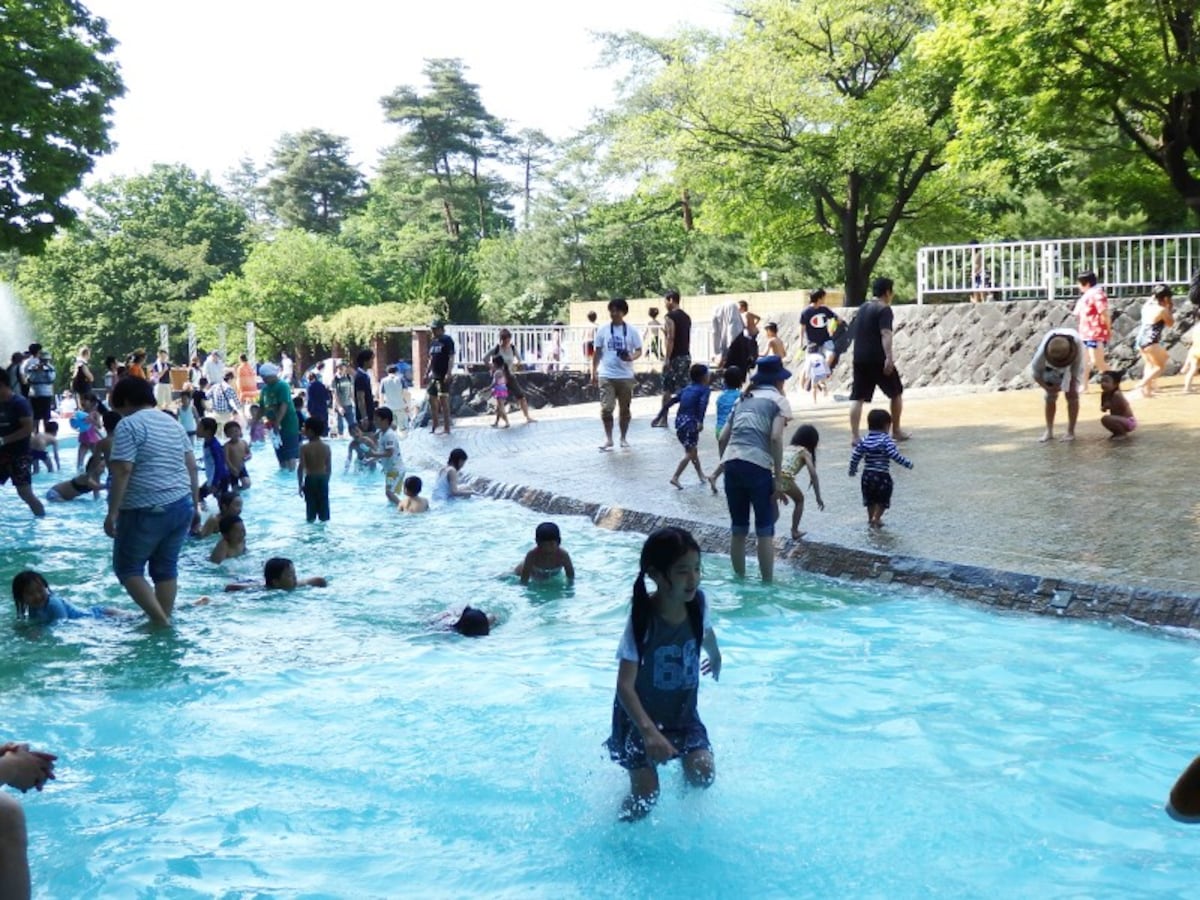 水遊び場のじゃぶじゃぶ池