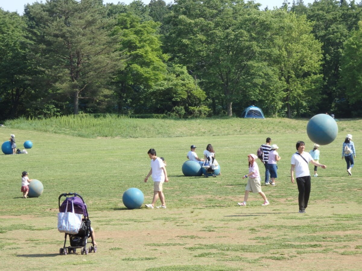 モリモリボールが空中を舞う西口ひろば