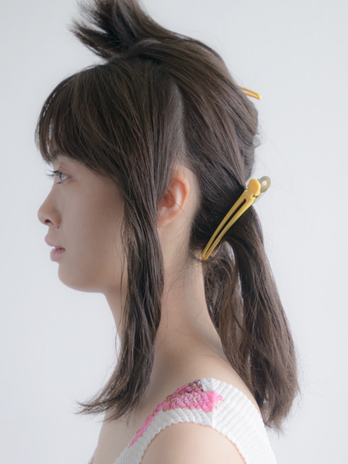 耳の真ん中の延長線上で髪を分ける