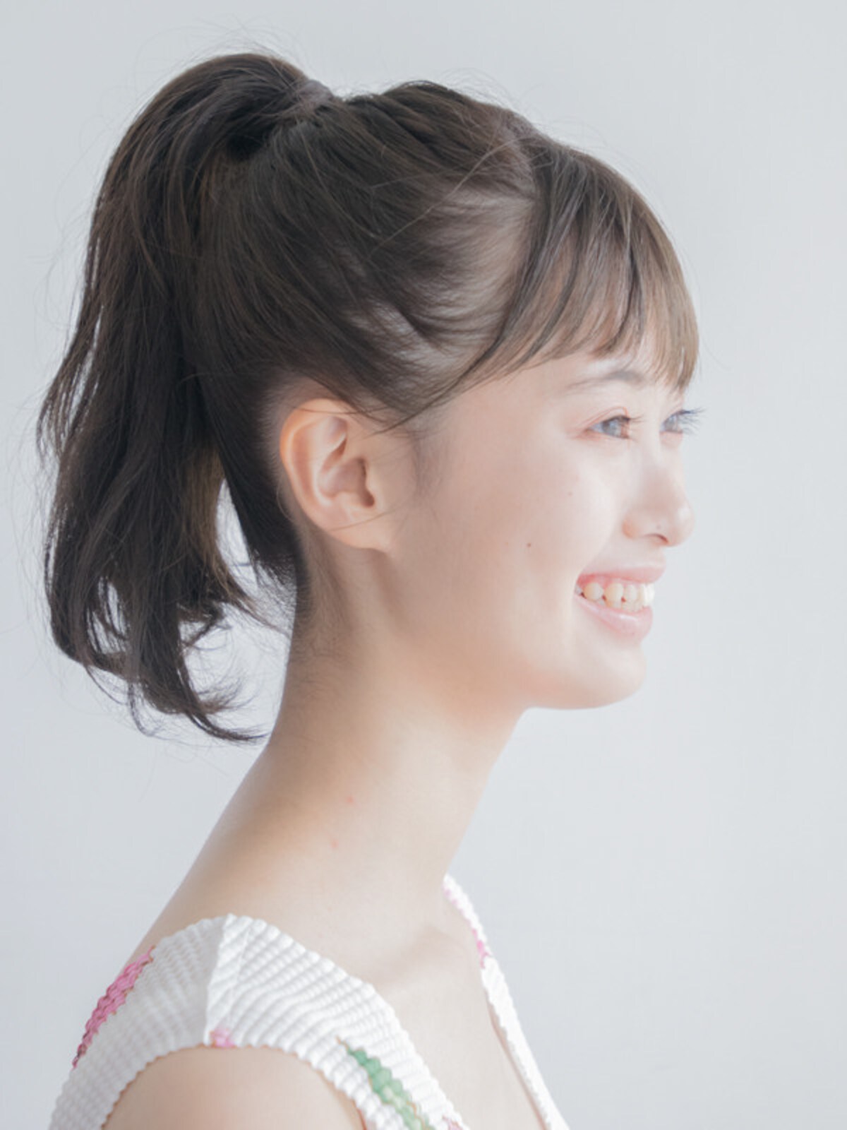 あごと耳をつなぐ延長線上の少し上に結び目を！