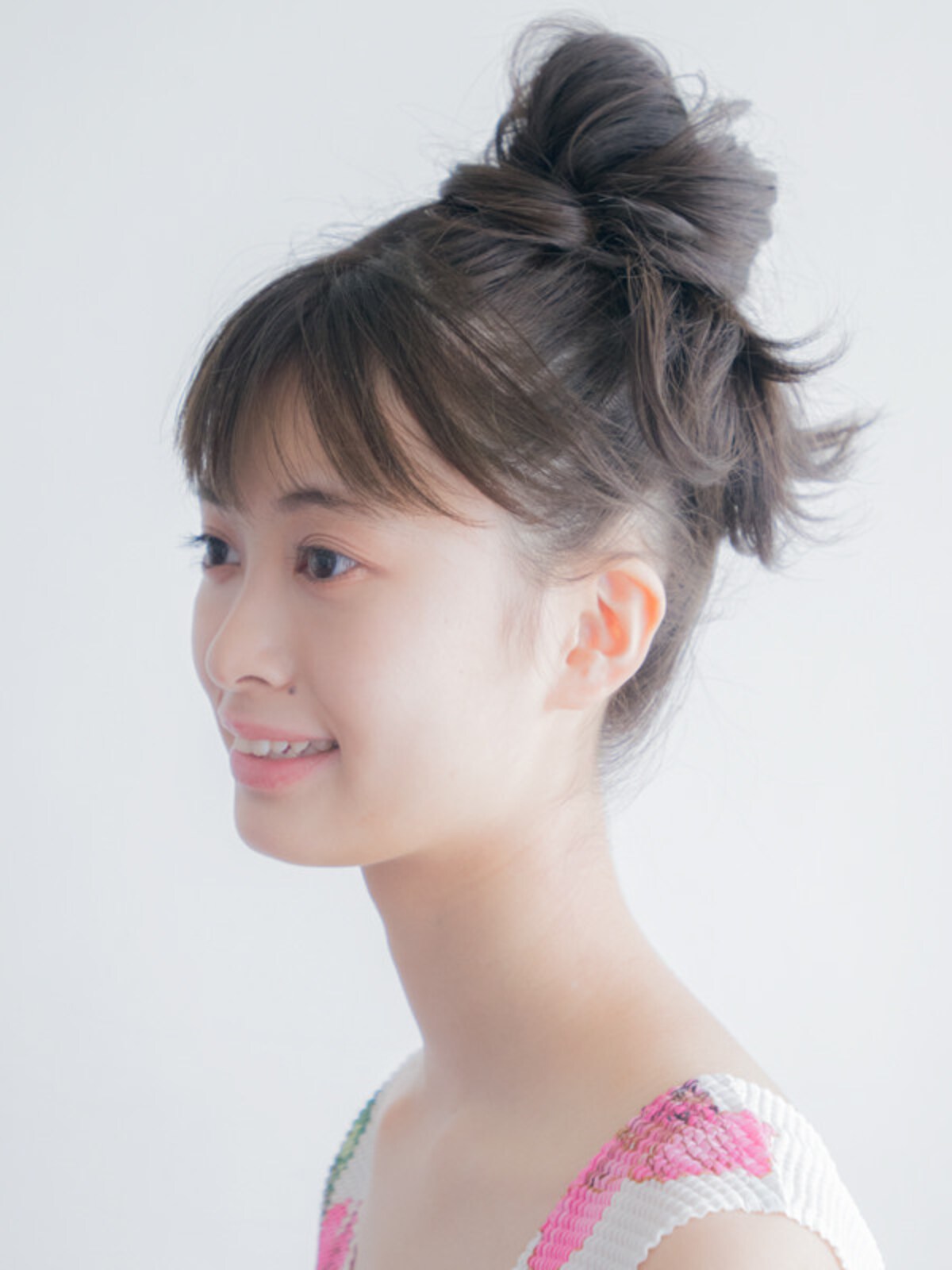 ラフにまとめたお団子はおしゃれでカジュアルな印象