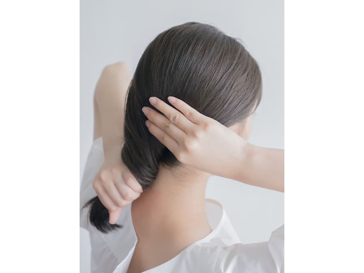 低めの位置で髪をまとめてからねじる