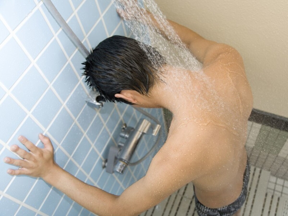 シャワーをする男性