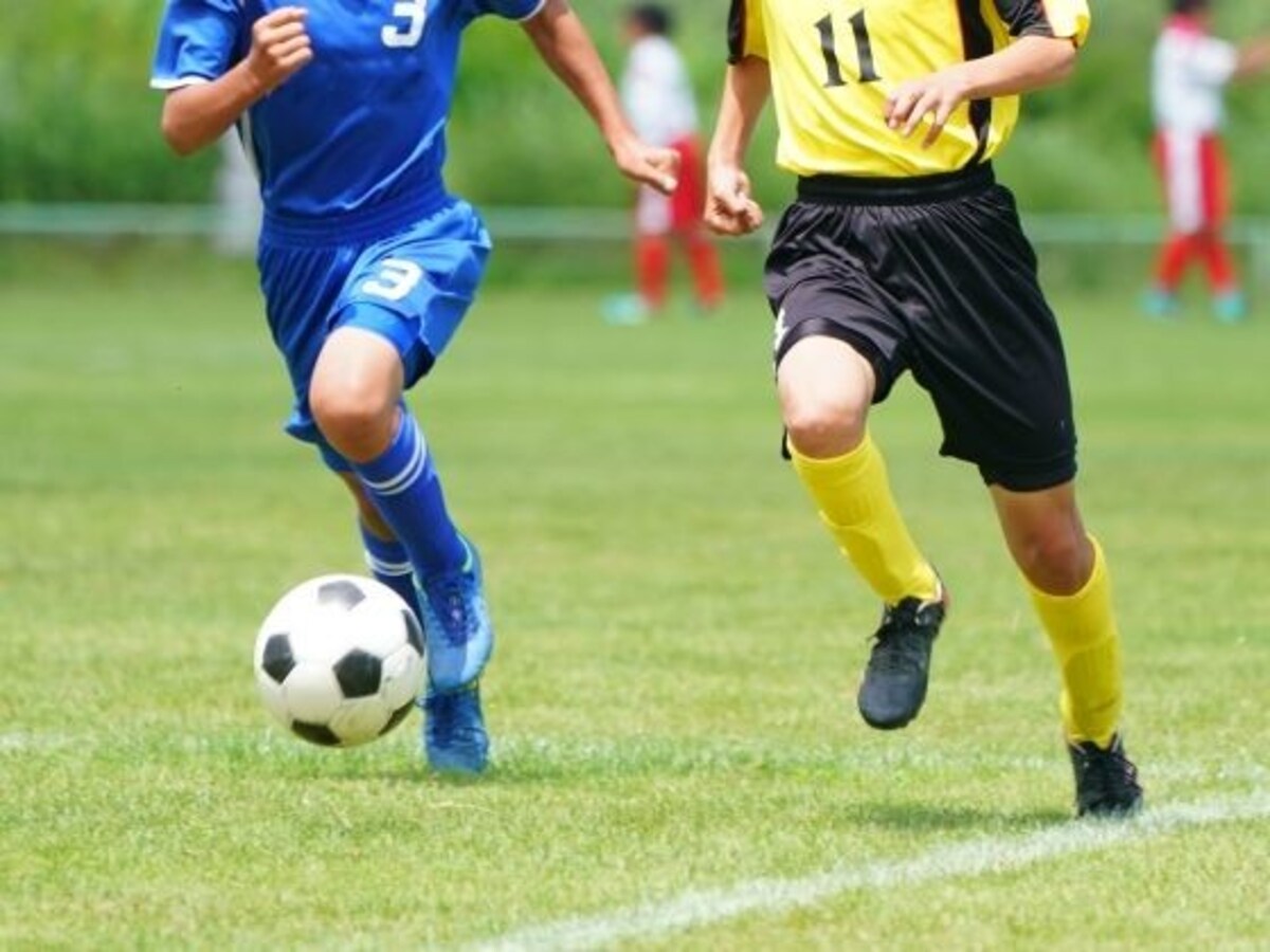 サッカーをする少年