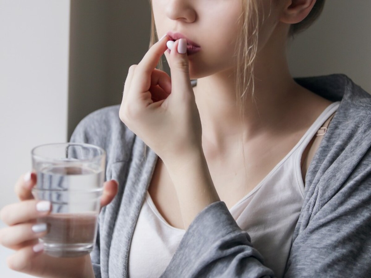 睡眠導入剤を飲む人のイメージ