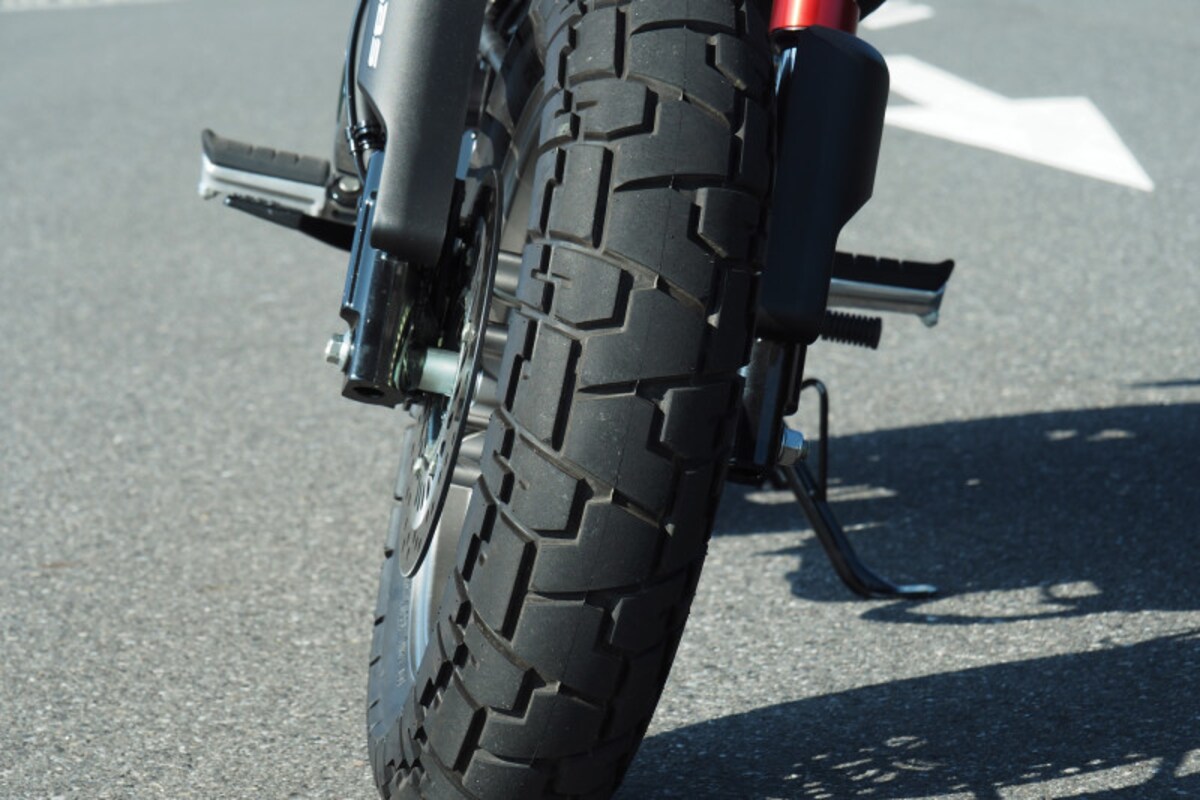 モンキー125のタイヤは悪路の走行に強いブロックパターン