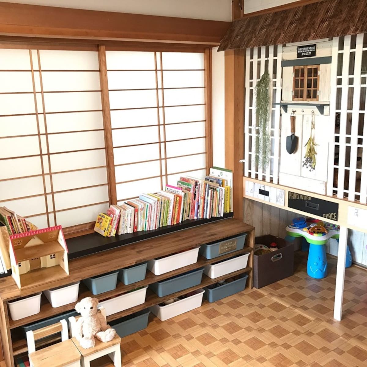 サイズの違うダイソーのスクエアボックスを並べて収納箱にした実例（出典：Roomclip「子供と暮らす。/100均/子供部屋/押入れ改造/秘密基地/押入れ…などのインテリア実例 - 10ri5100の部屋 -」）