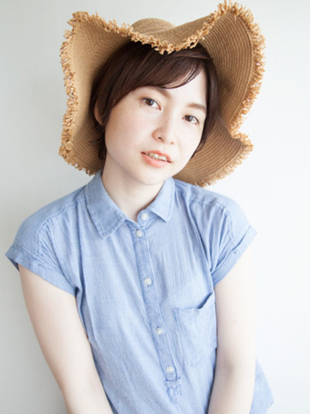 大人かわいい麦わら帽子と斜め流し前髪