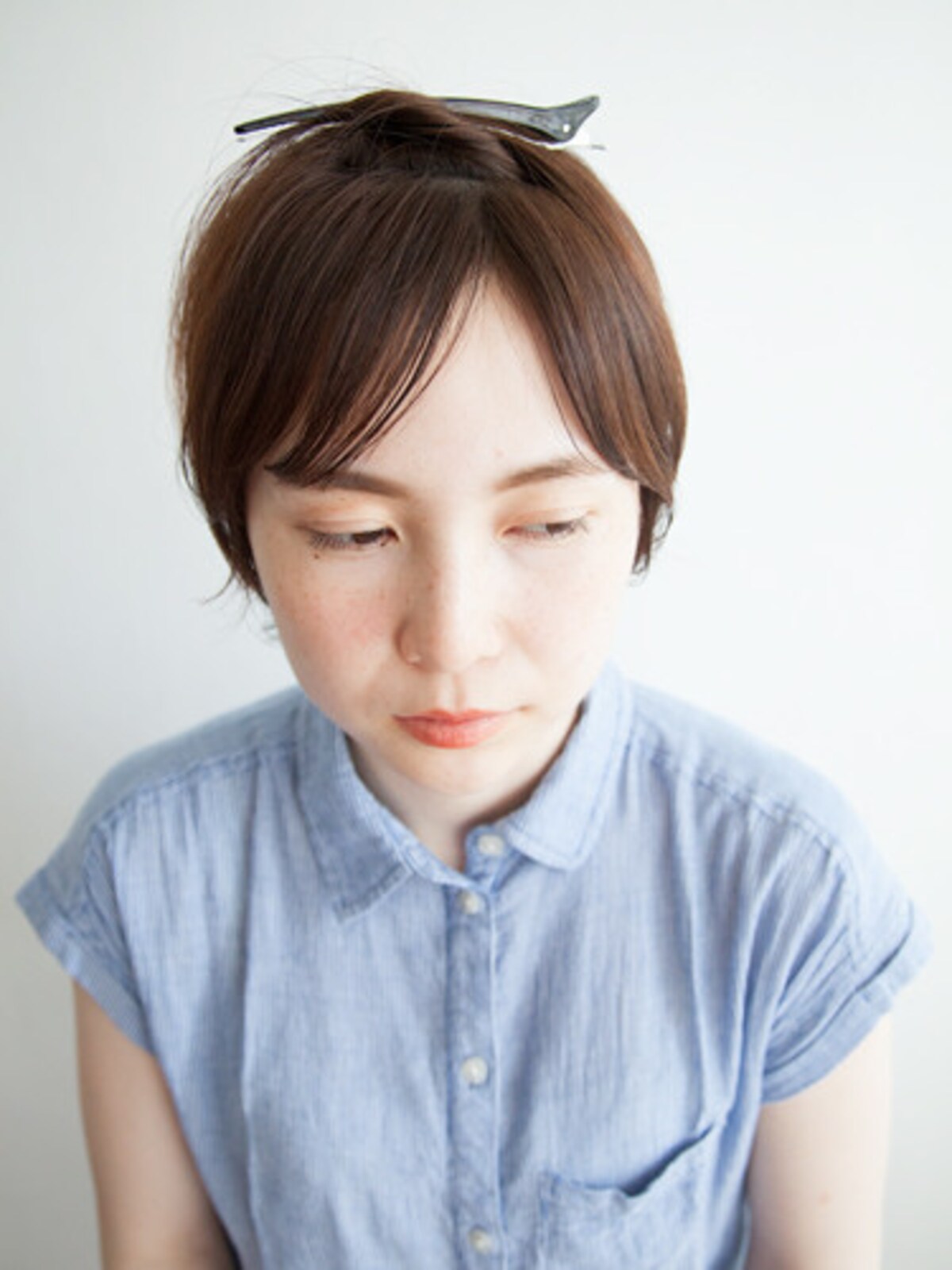 前髪を上下に分けとります