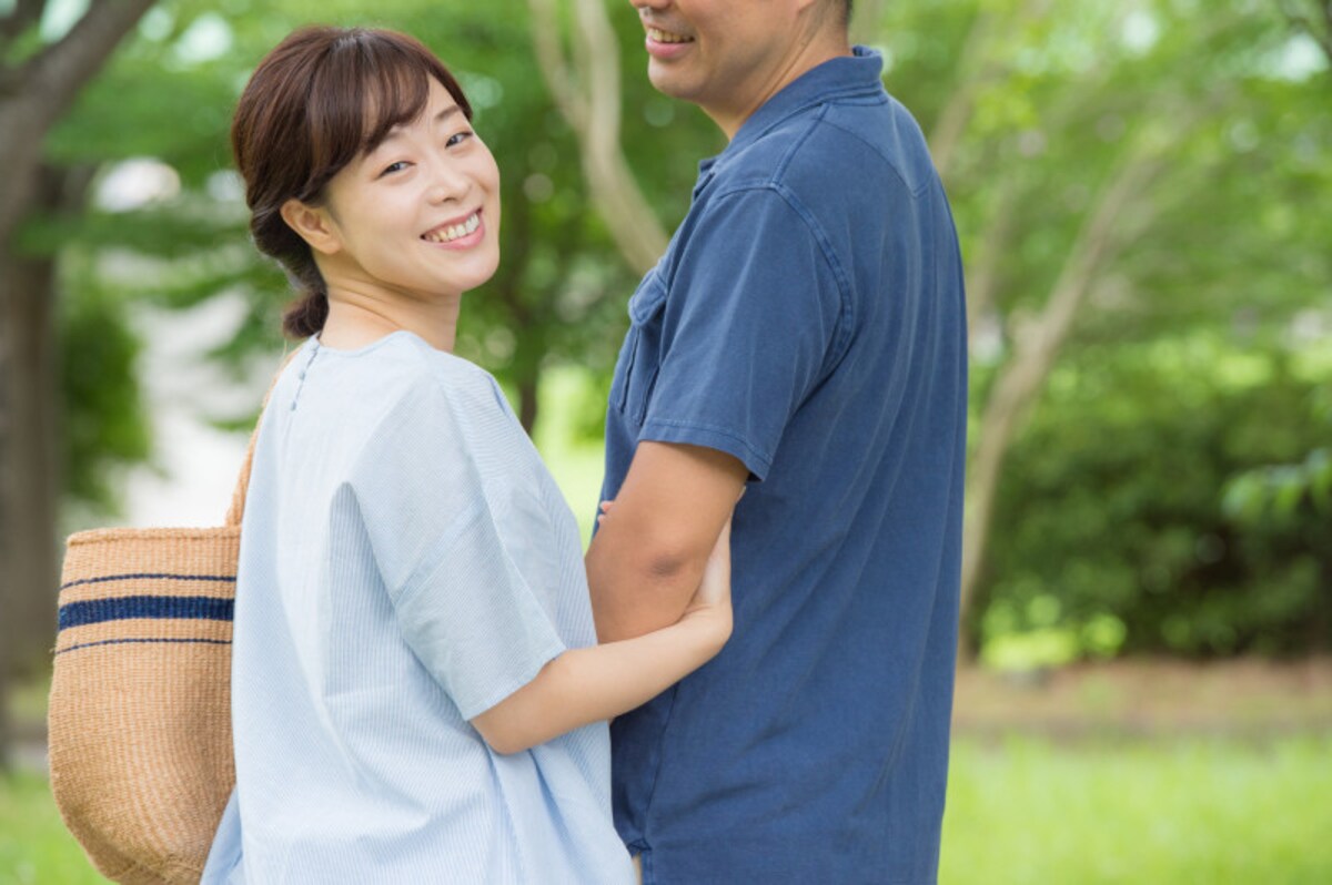 夫婦関係は、お互いの言葉や態度次第でポジティブに変わるもの。まずは自分の笑顔と態度から振り返ってみましょう