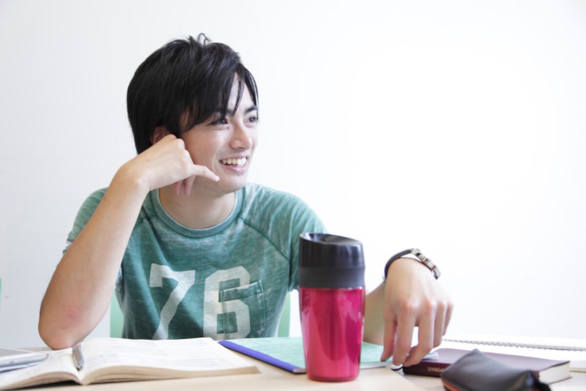 友人と話す若者
