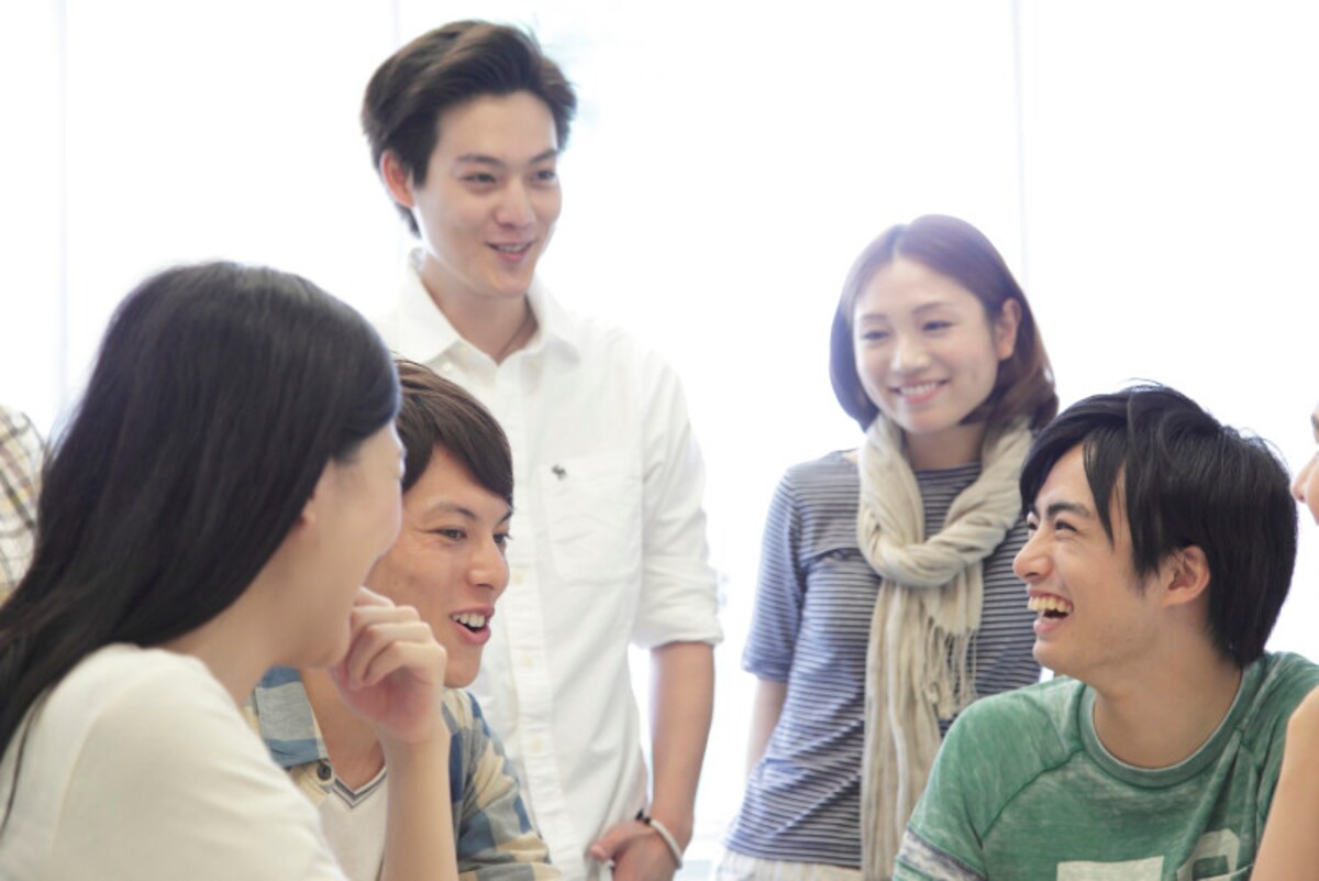 仲間と話す若者