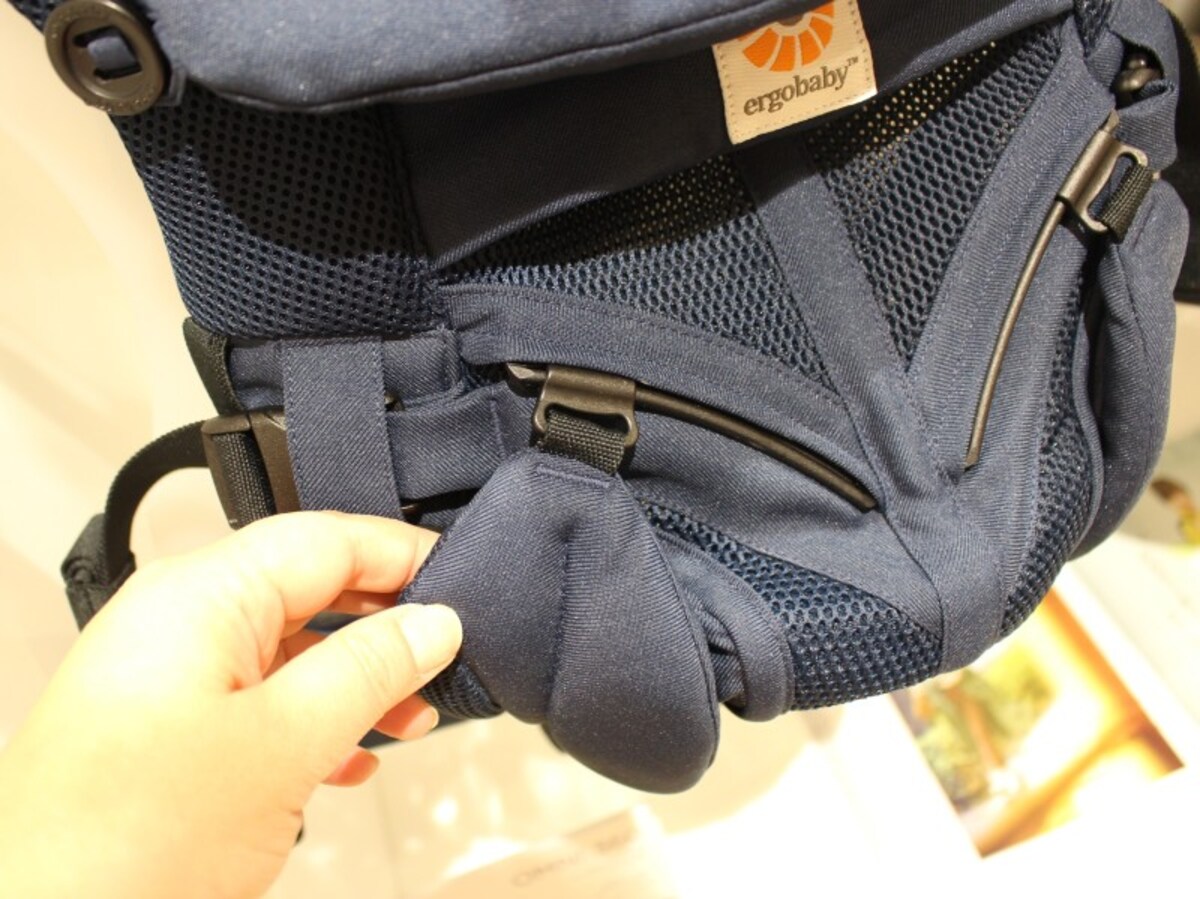 対面抱きのときはスライダーを上に、前向き抱きのときは下にスッと移動させるだけ。片手で簡単にできるので、抱っこしたまま抱き方を変えられます
