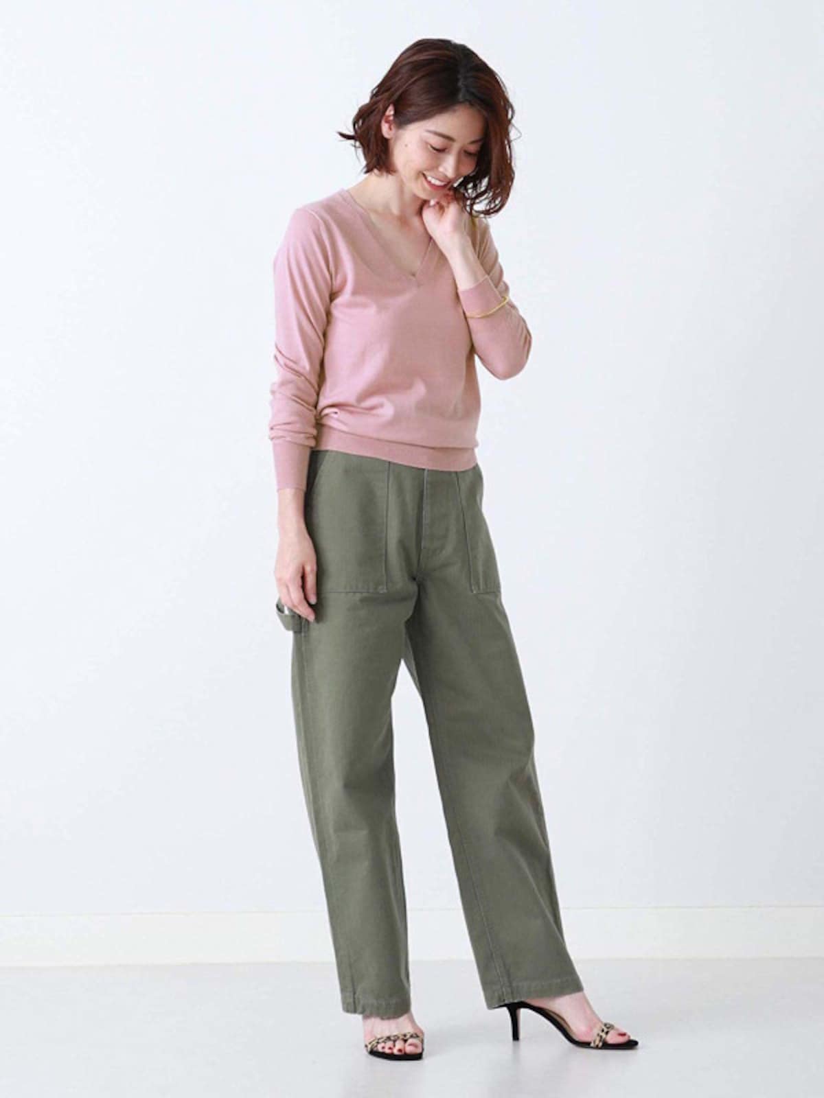くすみピンクのニットとオリーブグリーンのチノパンツ。サンダルのレオパード柄もトレンド感があります（画像はAmazonより：http://amzn.asia/7EJBjYZ）