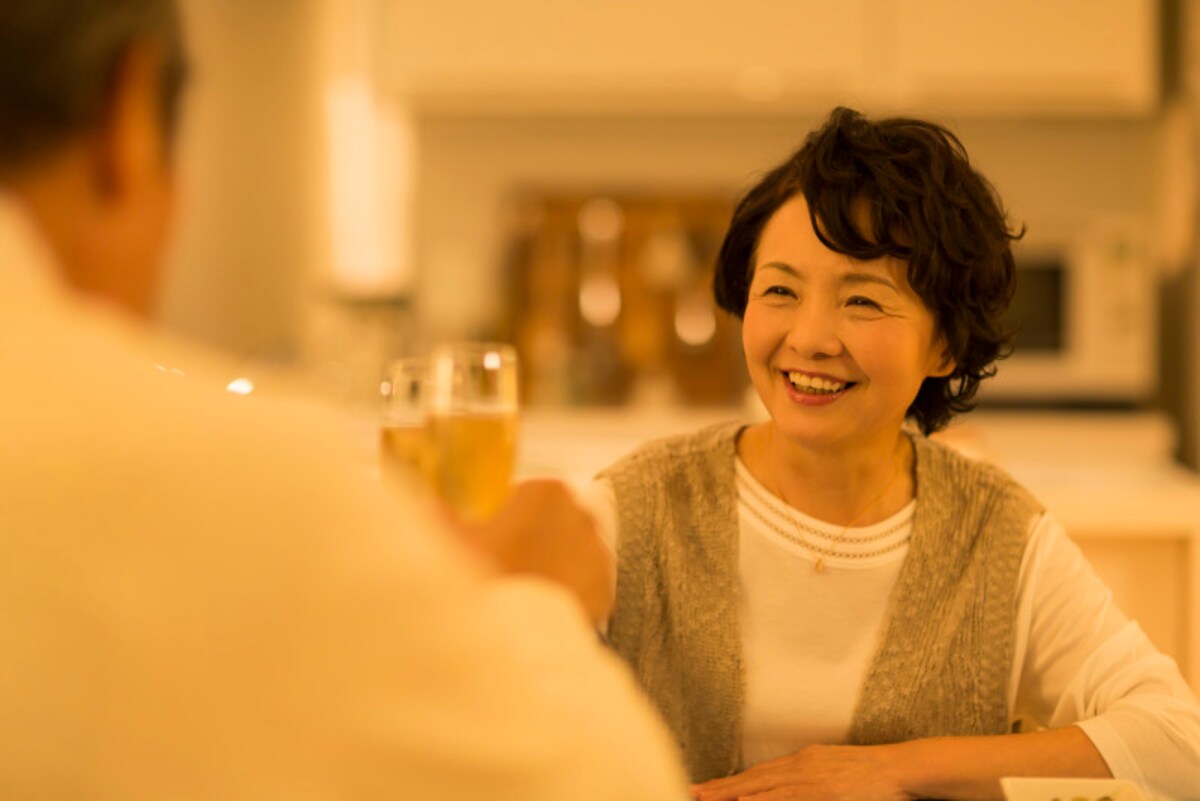 ワインで乾杯する夫婦