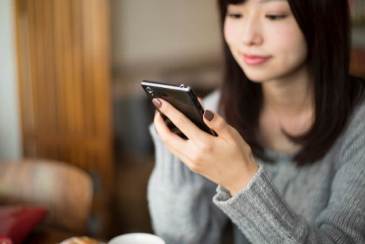 スマホやタブレットでオークションをする人も増えている