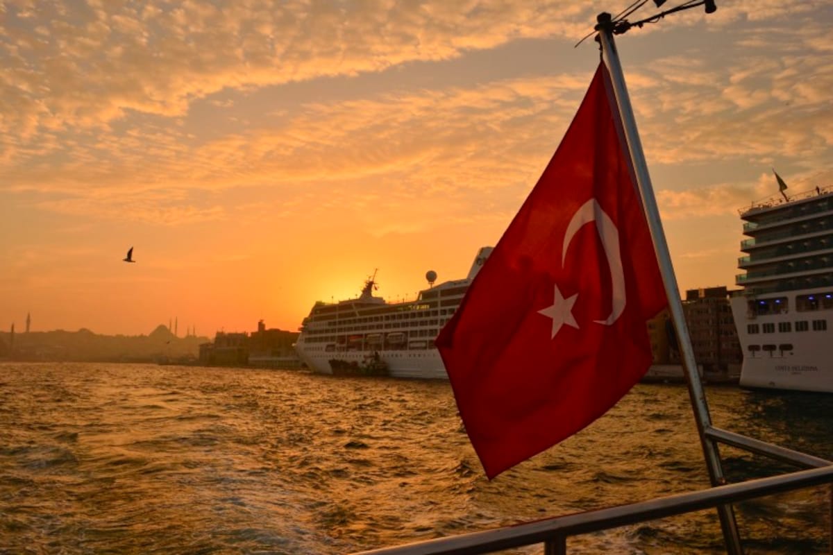 トルコリラが急落しています。スワップ金利の高さから日本の個人投資家には非常に人気のある通貨でした。急落の背景と今後の見通しを初心者の皆様にも分かりやすく解説します。