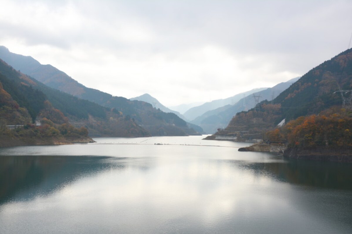 紅葉に包まれる浦山ダム（撮影2014年11月24日）