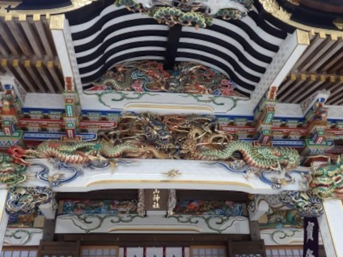 本殿正面の向拝を飾る5頭の竜の彫刻