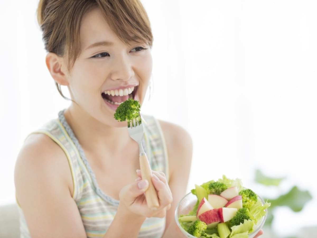 サラダを食べる女性