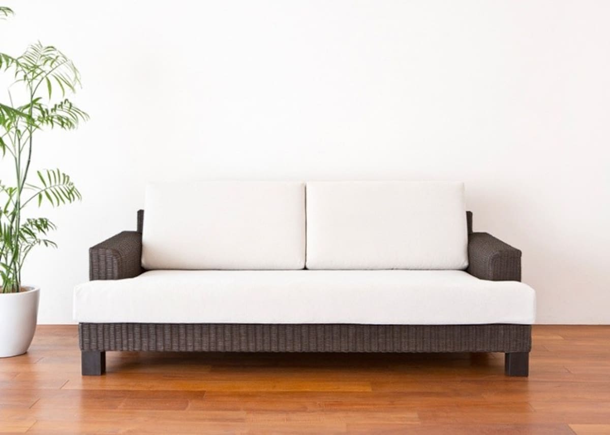 a.flat（エーフラット）のシン・ラタンソファ2.5人掛け（カバー：オフホワイト）税込181278円（画像はa.flat公式サイトより引用）